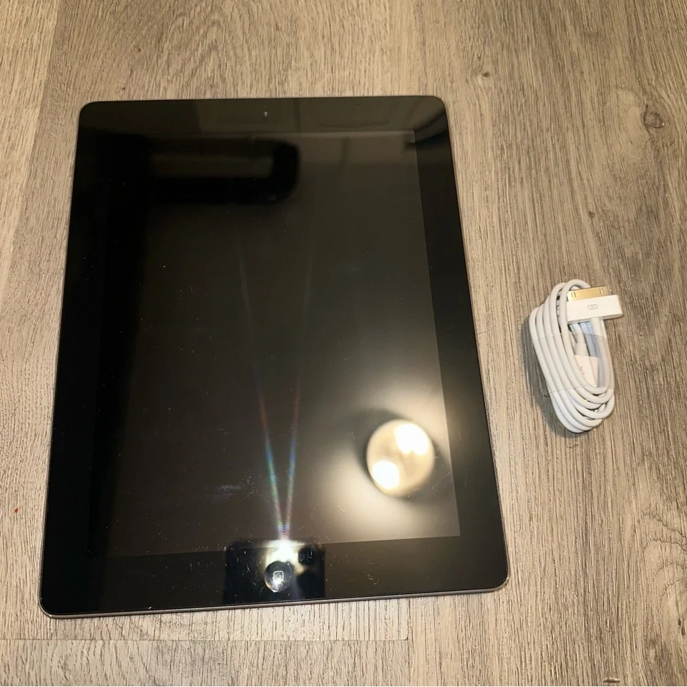 APPLE IPAD A1395 16GB Silver 2nd Gen With Charger